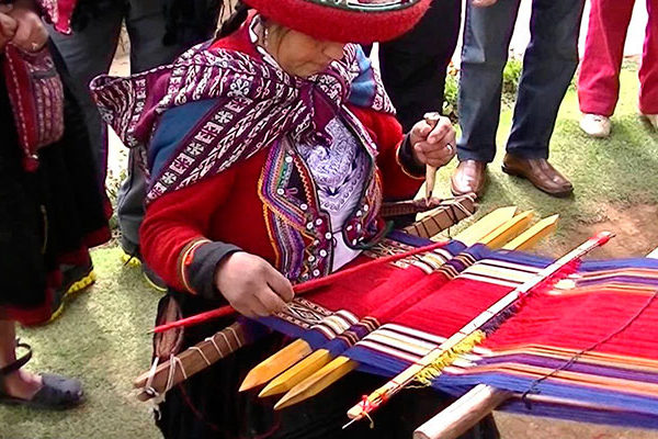 Arte Textil en Chinchero – La ciudad del Arco Iris