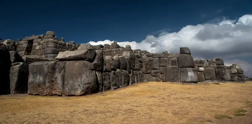 La Imponente Fortaleza de Sacsayhuaman La Imponente Fortaleza de Sacsayhuaman