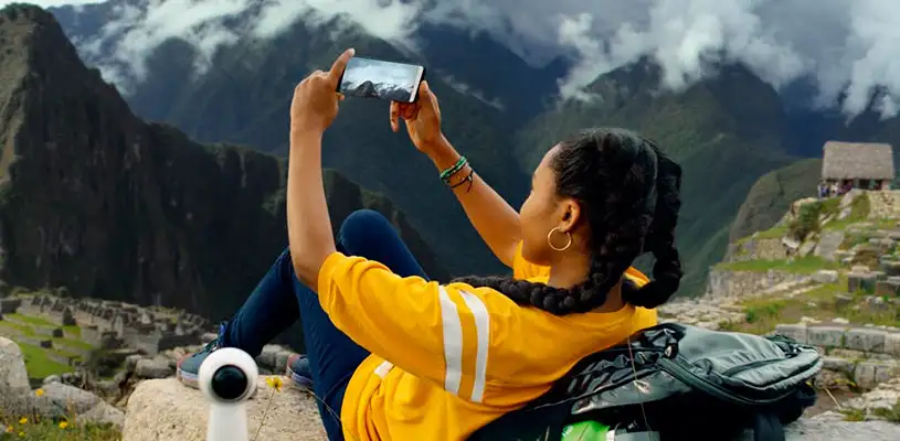 Turista tomándose la mejor fotografía en el santuario histórico de Machu Picchu