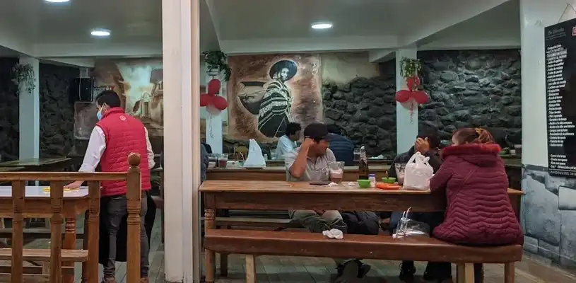 Restaurante local en Cusco con mesas preparadas para almuerzos y menús del día