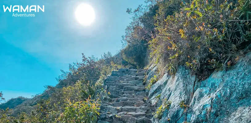 Escalinatas en la caminata a la Montaña Machu Picchu 