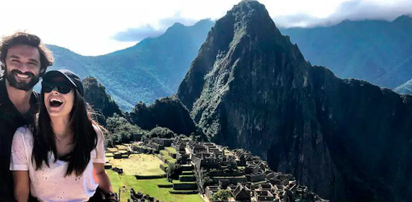 Pareja durante un viaje por Cusco antes de continuar hacia Machu Picchu