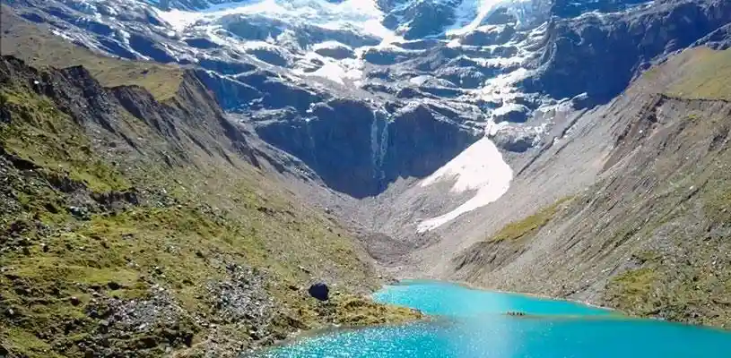 Laguna Humantay a 4.200 metros de altura rodeada por montañas nevadas de Cusco