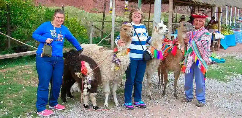 Artesanas mostrando tejidos andinos en Awana Kancha Cusco