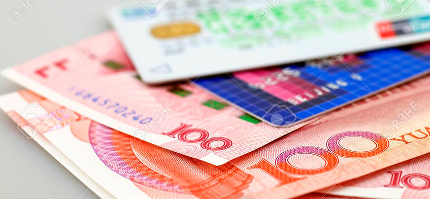 ¿Llevar dinero en efectivo o tarjeta de débito durante un viaje?