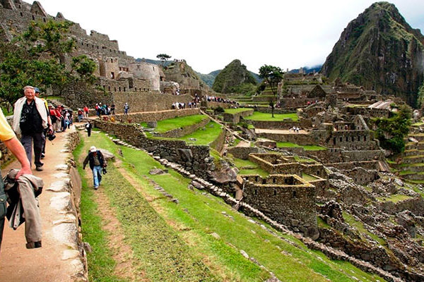 Machu Picchu, ¿en tren o caminando? Machu Picchu, ¿en tren o caminando?