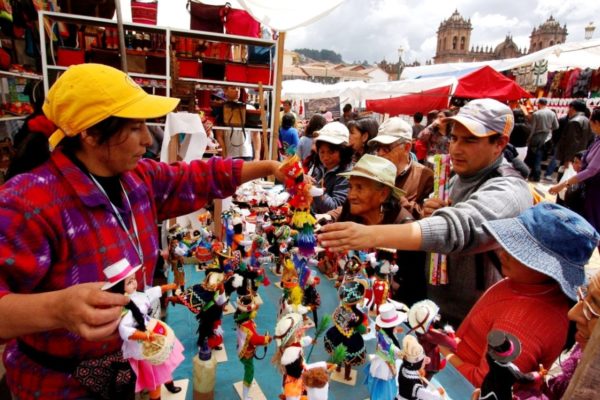 La Tradicional Feria del Santurantikuy La Tradicional Feria del Santurantikuy