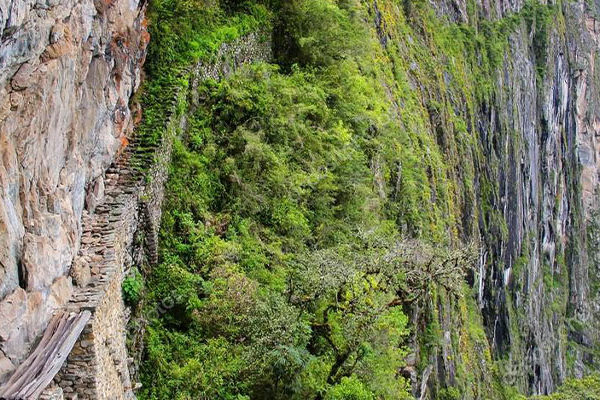 El Puente Inca de Machu Picchu El Puente Inca de Machu Picchu