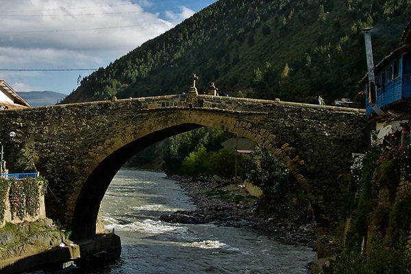 El Puente Colonial Carlos III de Paucartambo