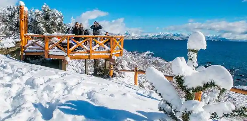 Bariloche rodeado de montañas, bosques y el lago Nahuel Huapi en la Patagonia argentina