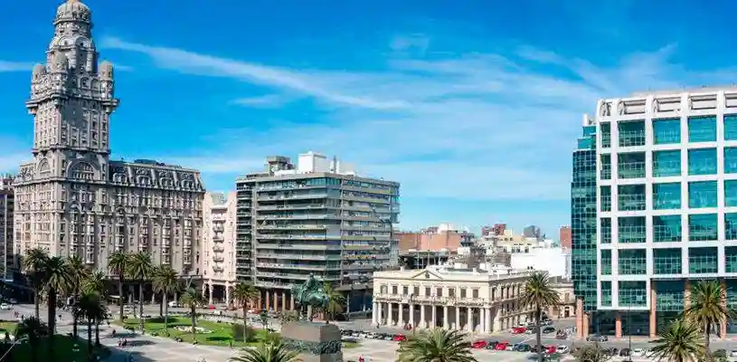 Montevideo con arquitectura urbana y costa sobre el Río de la Plata en Uruguay