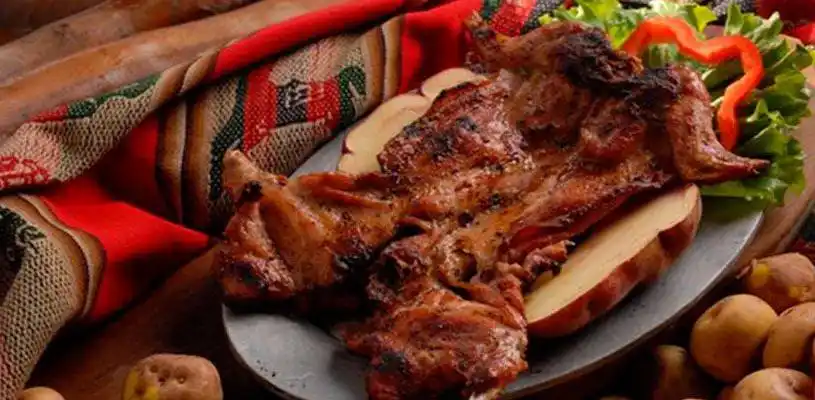 Cuy preparado al estilo cusqueño con acompañamientos tradicionales de la gastronomía andina