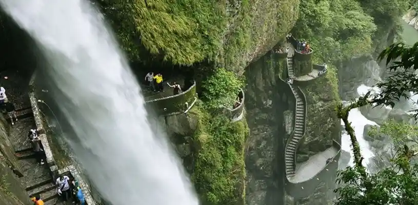 Pailón del Diablo en Baños de Agua Santa Ecuador