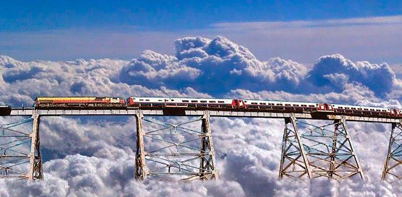 Tren a las Nubes recorriendo los paisajes de altura de Salta en el noroeste de Argentina