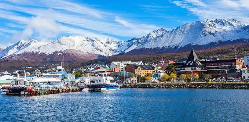 Ushuaia frente al Canal Beagle, uno de los lugares turísticos más australes de Argentina