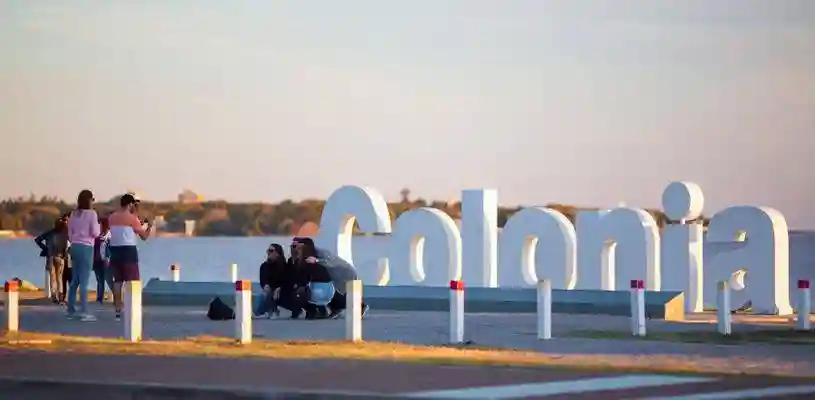 Colonia del Sacramento con calles históricas y arquitectura colonial junto al Río de la Plata