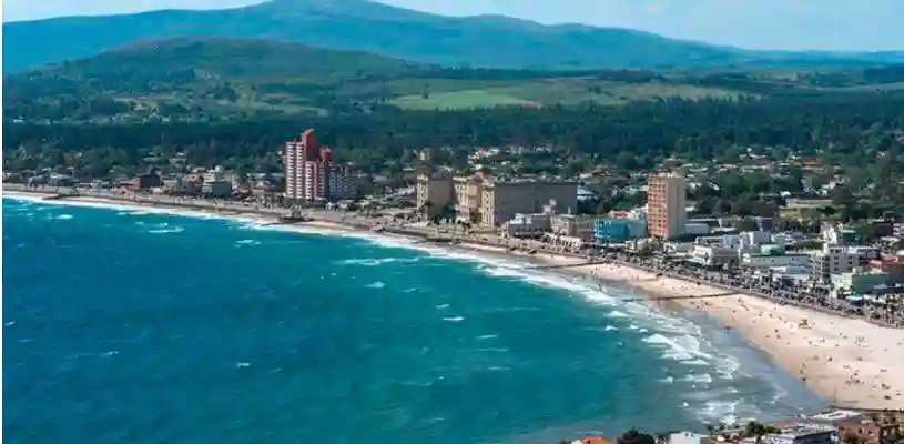 Piriápolis con playa, rambla y cerros en el departamento de Maldonado, Uruguay