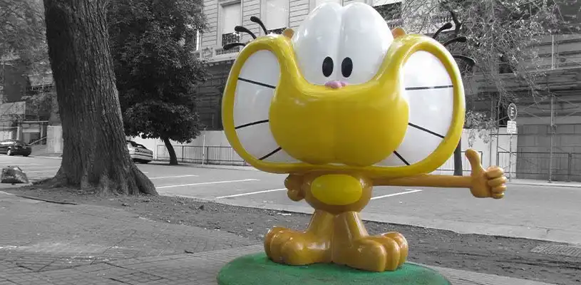 Escultura de Gaturro durante el recorrido del Paseo de la Historieta en Buenos Aires