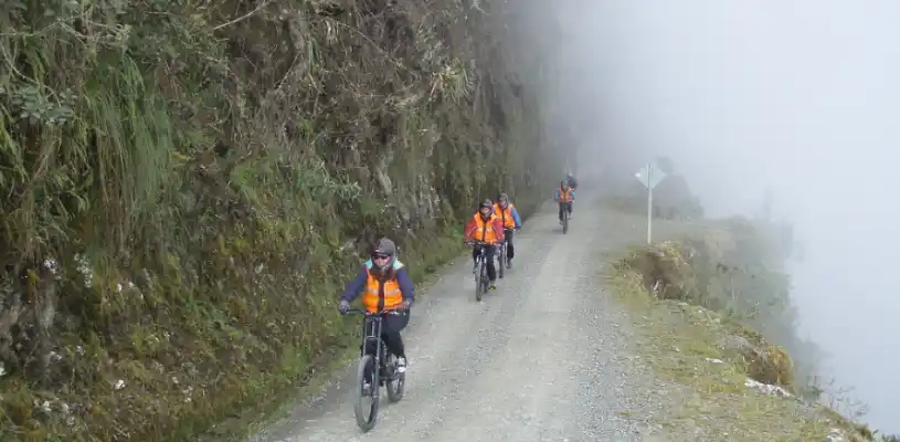 Ciclismo en la Ruta de la muerte-Waman Adventures