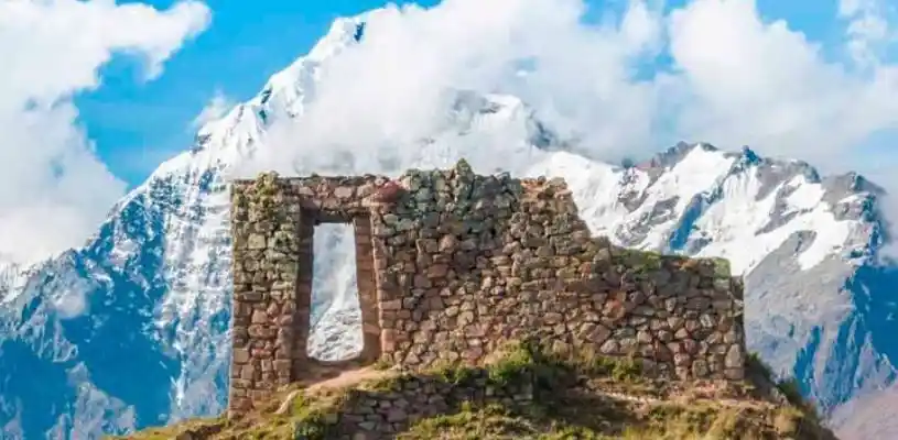 Vista del nevado la Verónica y el Inti Punku