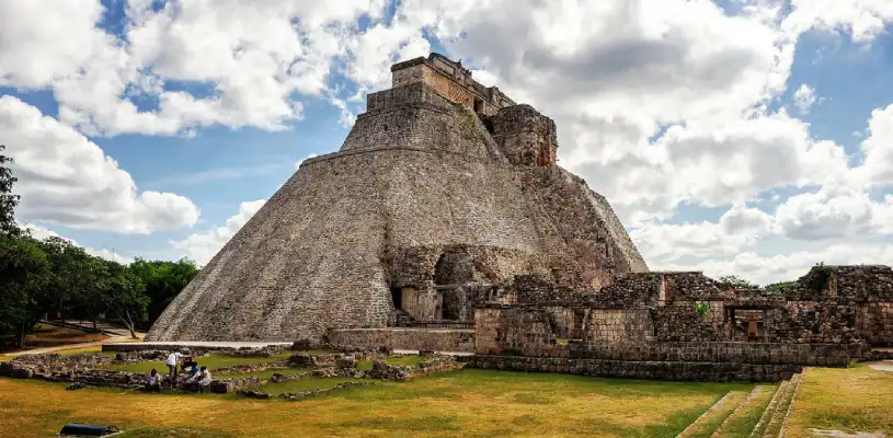 CONOCE UXMAL, LA MAJESTUOSA ANTIGUA CIUDAD MAYA