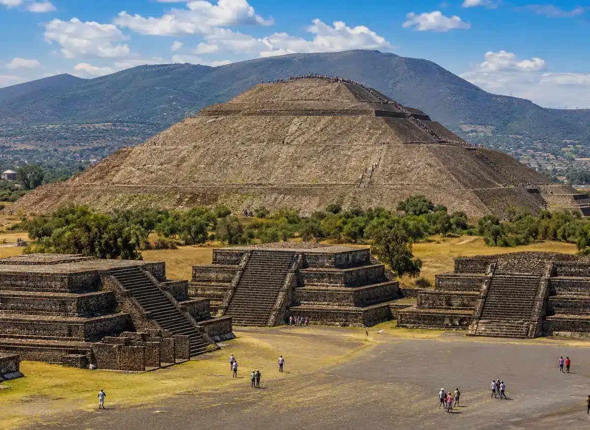 In the foreground, stone platforms and stairways can be seen, while the main pyramid dominates the landscape from the center of the image.(Waman Adventures)