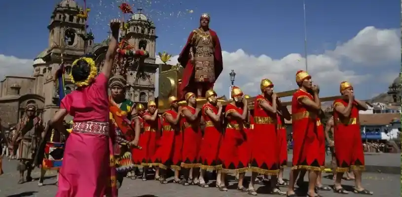 «Inti Raymi» La celebración implica coloridos trajes, banquetes de lujo, música festiva, cánticos en quechua y recreaciones históricas. Foto: ANDINA - Percy Hurtado.