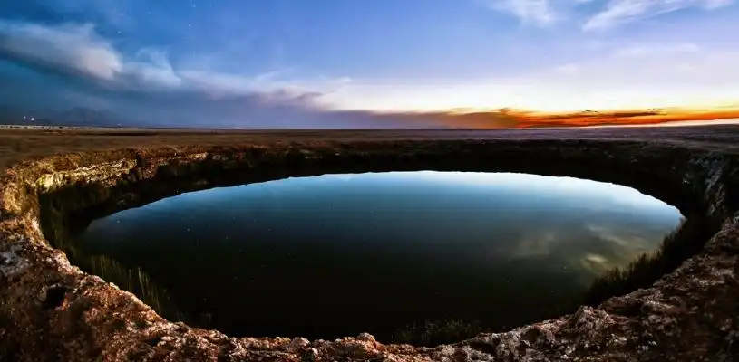 Lagunas rodeadas por terreno árido y montañas dentro del paisaje del desierto de Atacama