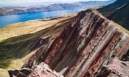 Pallay Punchu del Apu T’akllo – La montaña con forma de tejido Incaico Pallay Punchu del Apu T’akllo – La montaña con forma de tejido Incaico