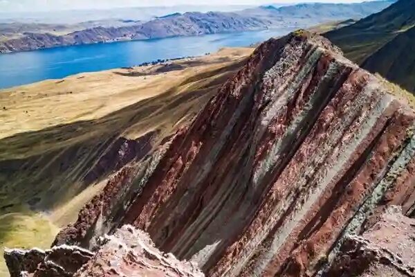 Pallay Punchu del Apu T’akllo – La montaña con forma de tejido Incaico
