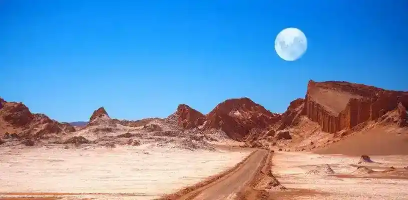 Formaciones rocosas modeladas por la erosión dentro del paisaje extremadamente seco del desierto de Atacama