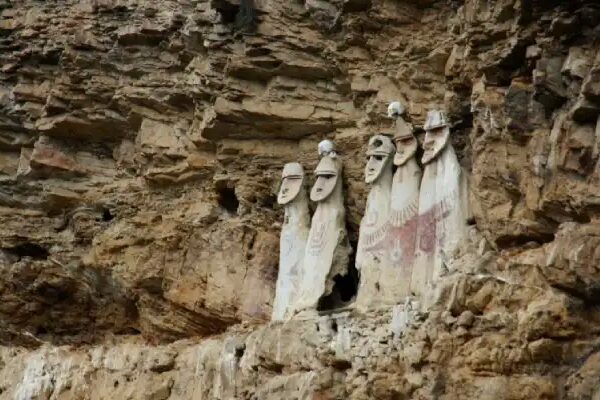 LOS SARCÓFAGOS DE KARAJÍA DE LA CULTURA CHACHAPOYAS LOS SARCÓFAGOS DE KARAJÍA DE LA CULTURA CHACHAPOYAS