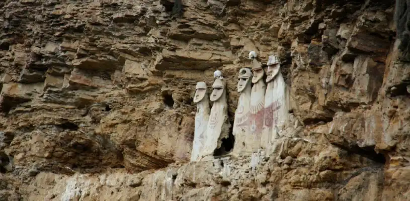 LOS SARCÓFAGOS DE KARAJÍA DE LA CULTURA CHACHAPOYAS LOS SARCÓFAGOS DE KARAJÍA DE LA CULTURA CHACHAPOYAS