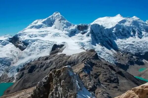 El gran Nevado Pariacaca, icono de misticismo andino El gran Nevado Pariacaca, icono de misticismo andino