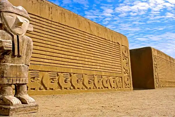 CHAN CHAN, LA ENIGMÁTICA CIUDAD DE ADOBE MÁS GRANDE DE AMÉRICA CHAN CHAN, LA ENIGMÁTICA CIUDAD DE ADOBE MÁS GRANDE DE AMÉRICA