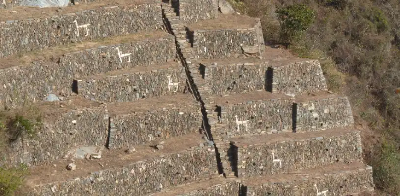 Andenes con diseños de llama en Choquequirao.