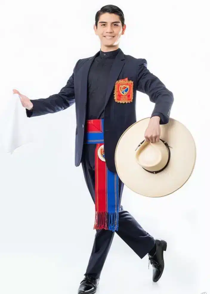 Bailarín de marinera norteña con traje tradicional, sombrero de paja y vestimenta de chalán peruano