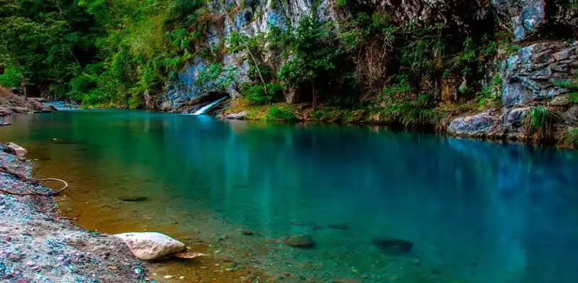 «Aguas Turquesas de Pozuzo» Créditos imagen: hassingerranch.pe
