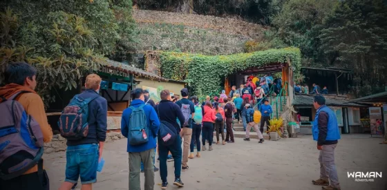turistas haciendo cola en la zona de entrada al complejo arqueológico de machu picchu