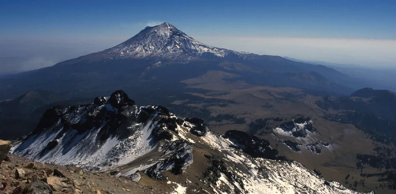 Iztaccíhuatl y Popocatépetl observados desde el paisaje montañoso de la Sierra Nevada en México