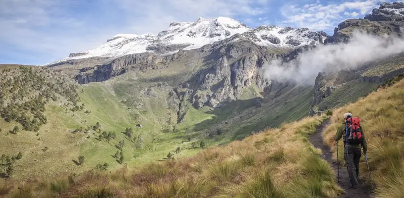 Visitantes realizando senderismo en Iztaccíhuatl, la montaña conocida como la Mujer Dormida en México