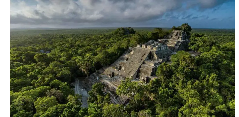 Pirámide maya de Calakmul rodeada por selva tropical en Campeche, México