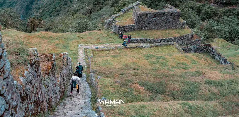 First view of the entrance to Machu Picchu, Cusco / Waman Adventures.