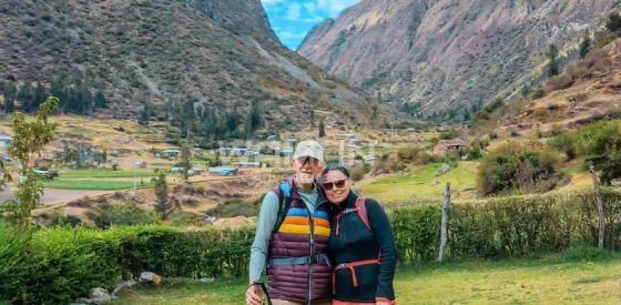 turistas felices posando durante el camino inca