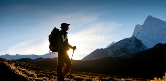 Persona con el sol de fondo en trekking del es peligroso el camino inca