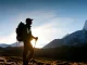 Guía definitiva para conquistar el Camino Inca y llegar a Machu Picchu Persona con el sol de fondo en trekking del es peligroso el camino inca