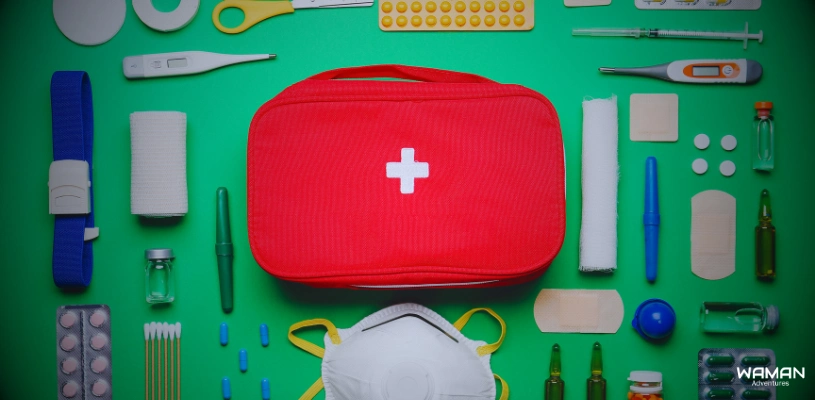 un kit médico con todos los implementos necesarios para atender al viajero