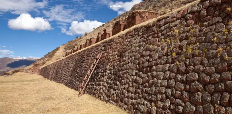Construcciones incas en el complejo arqueológico de Huchuyqosqo.