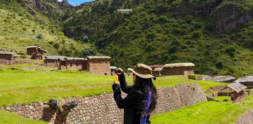 Excursionista observado la flora en Huchuyqosqo.