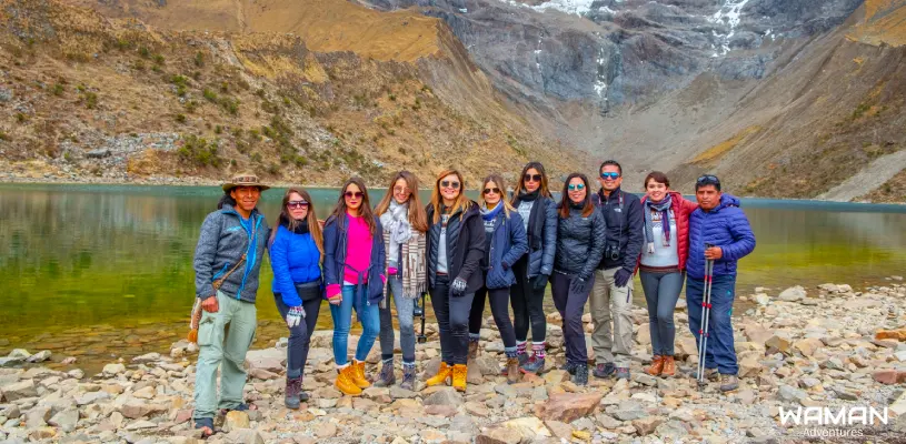 La laguna Humantay con un guía turístico